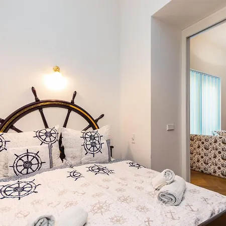 Luxury Yacht-style Old Town شقة براغ