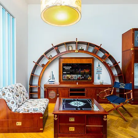Luxury Yacht-style Old Town شقة